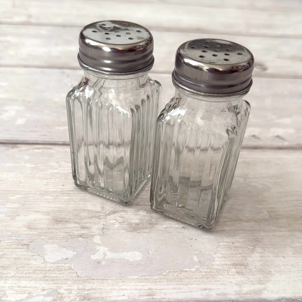 Glass Salt & Pepper Shakers Classic Retro Chrome Top Restaraunt Style Shakers